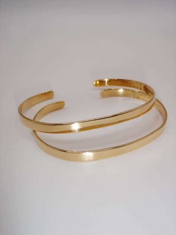 Brazalete Clara Semirrígido Grabado Personalizado Oro 18 kilates - Imagen 2