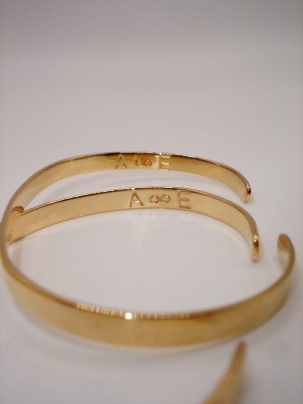 Brazalete Clara Semirrígido Grabado Personalizado Oro 18 kilates - Imagen 3