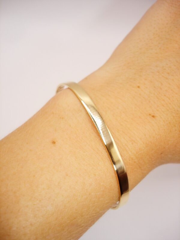 Brazalete Clara Semirrígido Grabado Personalizado Oro 18 kilates - Imagen 4