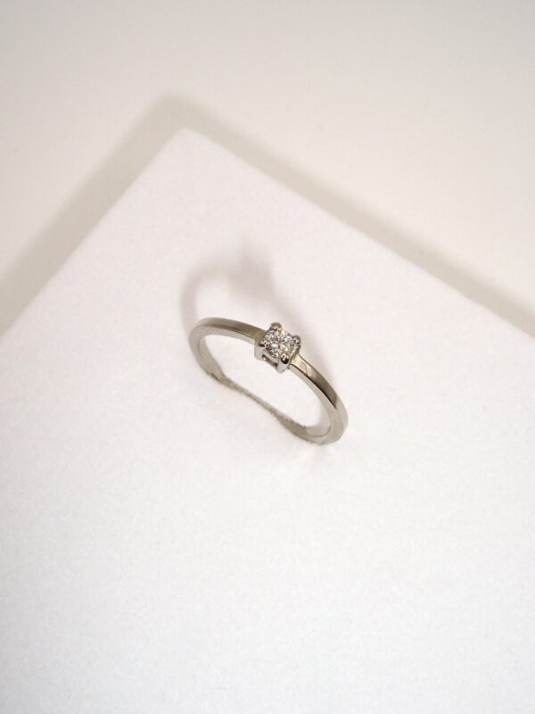 Solitario Oro blanco 18k sin rodio