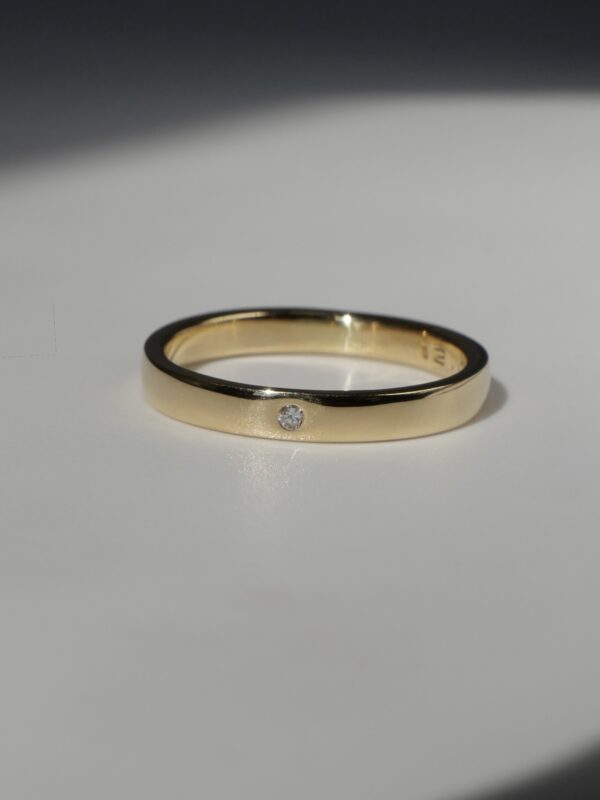 Alianza rectangular con diamante natural